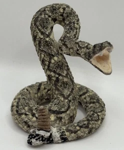 Realistische angreifende aufgerollte Diamondback Klapperschlange mit Reißzähnen entblößt Figur - Bild 1 von 5