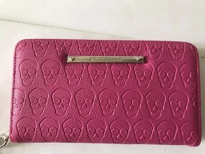 BILLETERA/PULSERA BETSEY JOHNSON CALAVERAS EN RELIEVE ROSA CON CREMALLERA NUEVA CON ETIQUETAS - Imagen 1 de 6