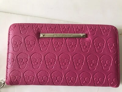 CARTERA/MUÑEQUERA BETSEY JOHNSON ROSA CALAVERAS EN RELIEVE CREMALLERA ÚNICA ALREDEDOR NUEVA CON ETIQUETAS Foto 1 de 4