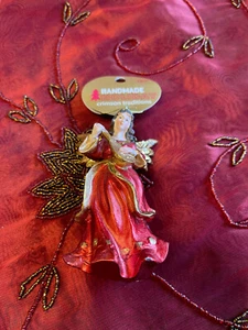 Ángel hecho a mano de las tradiciones carmesí navideñas en rojo con laúd adorno de Navidad - Imagen 1 de 2