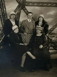 Grupo Torre Eiffel antiguo RPPC - Imagen 1 de 3