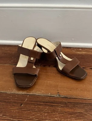 Salvatore Ferragamo Leona Sandalias de Cuero Marrón Tacón Bloque EE. UU. 8 Italia Foto 1 de 4