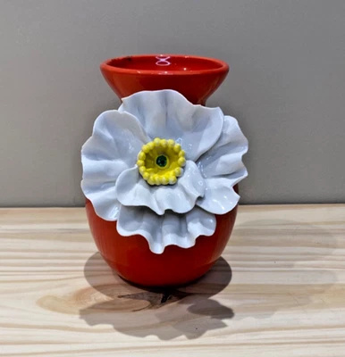 Vaso de cerâmica Anthropologie vermelho laranja 3D flor de papoula aplicada 6"  - Imagem 1 de 4
