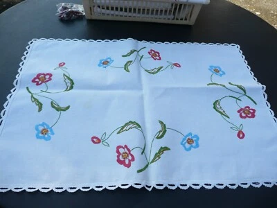 napperon ancien en métis brodé main à décors de fleurs - Photo 1/4