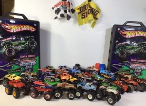 Hot Wheels Monster Jam Grave Exgger ~ JUEGO DOBLE ~ 2 estuches 30 camiones ~ - Imagen 1 de 24