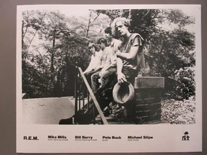 R.E.M. Foto promocional brillante 8 X 10 blanco y negro ¡Al aire libre! - Imagen 1 de 1