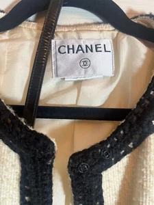 Vintage CHANEL 00A Ivory Black Trim Tweed Dress Coat with Belt F34 US2 - Picture 1 of 13