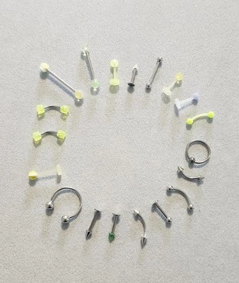 Lote #2 de 19 piezas de joyas corporales surtidas, labret, cejas, lengua, orejas, amarillo/plateado Foto 1 de 4