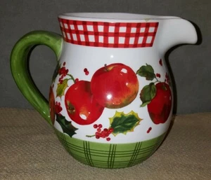 Holiday Gingham Country Keramik Milchkrug mit Äpfeln und Stechpalme  - Bild 1 von 1
