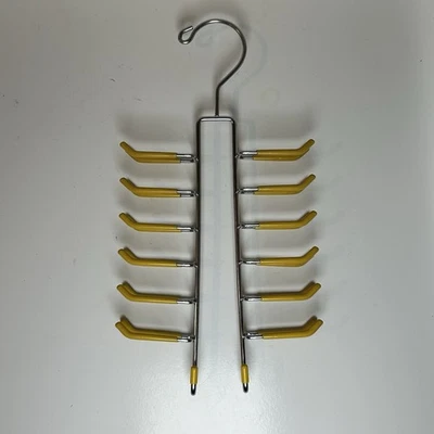 Colgador de corbata vintage de metal amarillo y goma 24 corbatas 2 ganchos para cinturón Foto 1 de 4