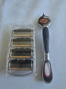 Gilette 4 unpacked cartridges and handle - Picture 1 of 1