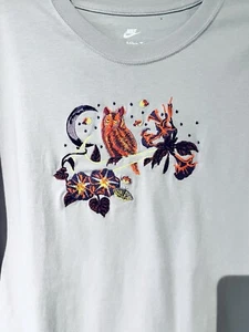 Nike Women's Embroidered Short Sleeve Graphic T-Shirt Large  Lavender Owl - Picture 1 of 7