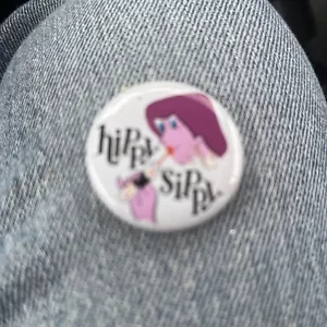 Hippy Sippy. Vintage 1960’s Pin Back Button. - Picture 1 of 4