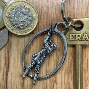 TIRADOR OVALADO PLATA INGLESA PELTRE LLAVERO EN BOLSA DE REGALO CAZA TIRO - Imagen 1 de 3