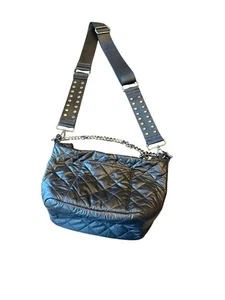 Bandolera Haute Shore acolchada negra con correa tachonada y detalle de cadena - Imagen 1 de 5