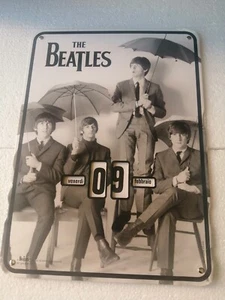 CALENDARIO PERPETUO DA PARETE MURO THE BEATLES SOTTO L'OMBRELLO - Foto 1 di 4