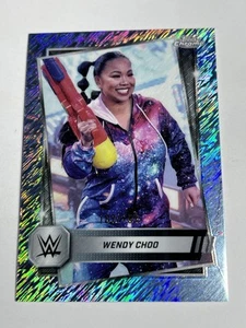 2025 Topps Chrome WWE - Wendy Choo #125 - Aqua Shimmer Refractor /199 - NXT - Imagen 1 de 2