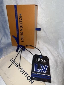 NEW IN BOX LOUIS VUITTON 1854 FLIGHT TRAVEL LUGGAGE TAG CHARM KEY CHAIN - Picture 1 of 10