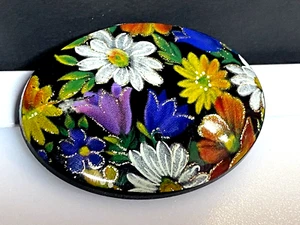 Vintage Brooch Jewellery Oval Flowers Multicolour Plastic Lacquer Gilt 10.73g - Picture 1 of 4
