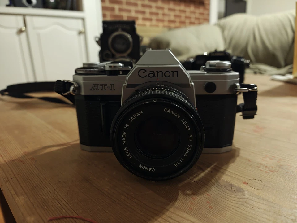 Cámara Canon AT-1 35 mm película SLR con 50 mm FD f/1,8 S.C. Probado  Foto 1 de 1