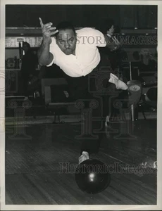 1974 Pressefoto United States Information Agency Direktor Carl Rowan Bowling - Bild 1 von 2