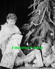 Photo de laboratoire MYRNA LOY 8X10 noir et blanc arbre de Noël et cadeaux portrait