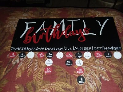 Tablero de cumpleaños de madera rojo, blanco y negro. Hecho a mano y pintado a mano. Foto 1 de 2