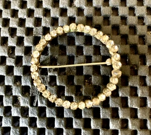 VINTAGE SILVER TONE WITH RHINESTONES PINBACK BROOCH CIRCLE 1 1/2" - Picture 1 of 2