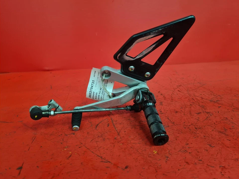 2002 SUZUKI GSXR 600 K2 LEFT FRONT FOOT REST - Imagem 1 de 4