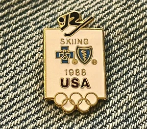 Pin Olímpico de Esquí ~ Patrocinador del Equipo de EE. UU. ~ Escudo Azul Cruz ~ 1988 Calgary - Imagen 1 de 2