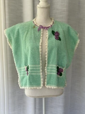 Chaleco corto toalla de rizo verde aguamarina cubierta de baño mediados de siglo ganchillo flores violetas Foto 1 de 4