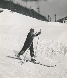 AUTRICHE c. 1935 - Jeune garçon Skis aux Pieds - Div 11345 - Picture 1 of 2