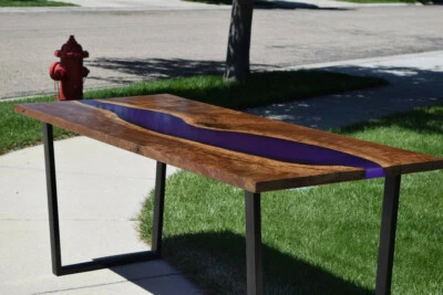 Mesa de comedor/escritorio rizado de resina epoxi negra y púrpura Foto 1 de 4