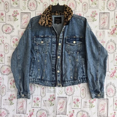 Jaqueta jeans Zara com estampa de leopardo gola de pele sintética zíper frontal detalhe do parafuso prisioneiro tamanho XS - Imagem 1 de 4