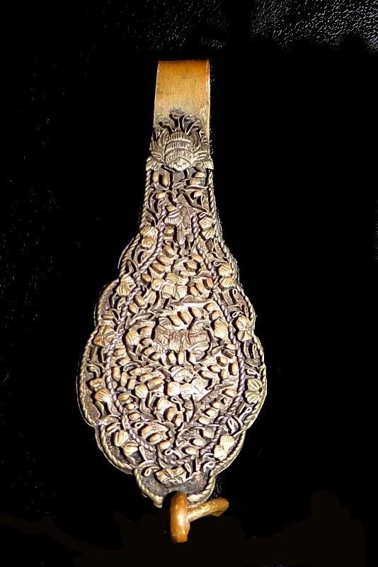 CLIP DE LATÓN INDIO MUY DECORADO - CAMPANAS, LLAVES, ANILLOS Y COLGANTES ADJUNTOS Foto 1 de 1