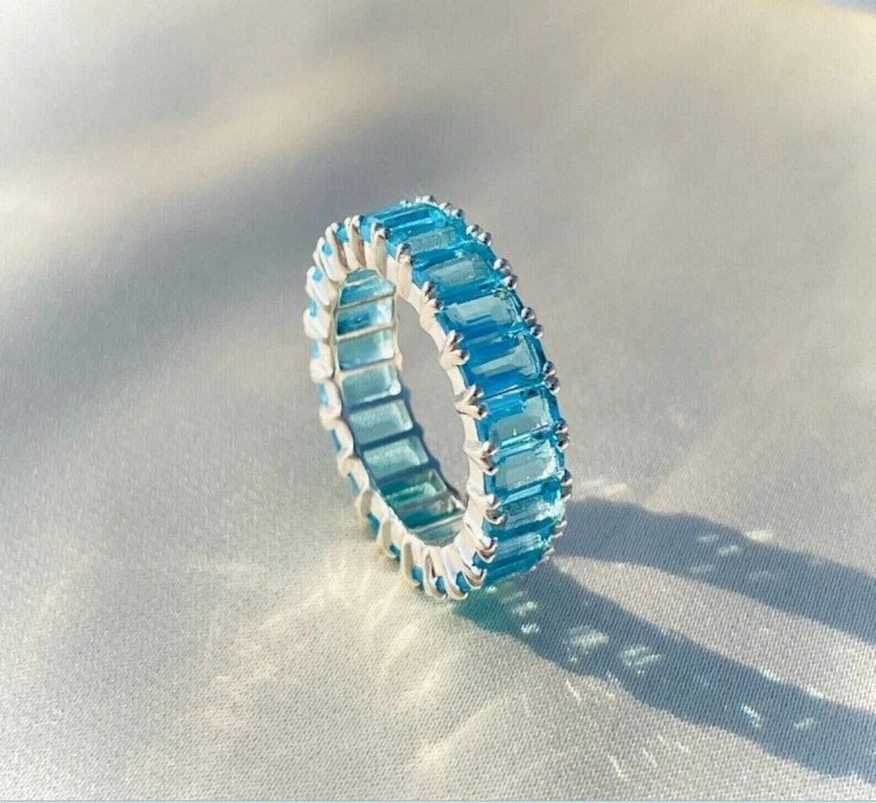 Alianza de boda enchapada en oro blanco de 14 quilates con topacio azul simulado corte esmeralda de 2,5 quilates Foto 1 de 4