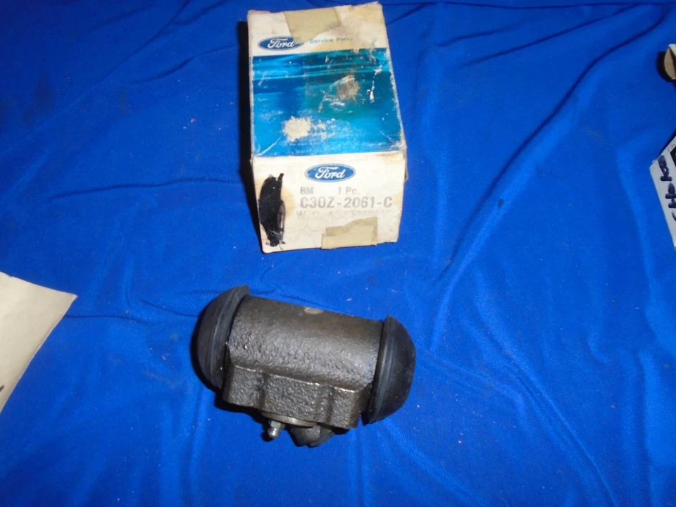 1963 63 1964 64 Ford Fairlane NOS rueda delantera derecha cilindro C3OZ-2061-C Foto 1 de 1