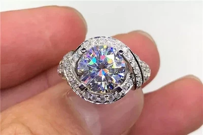 Anillo de compromiso con halo de diamantes de corte redondo de 2,30 quilates enchapado en oro blanco de 14 quilates Foto 1 de 4
