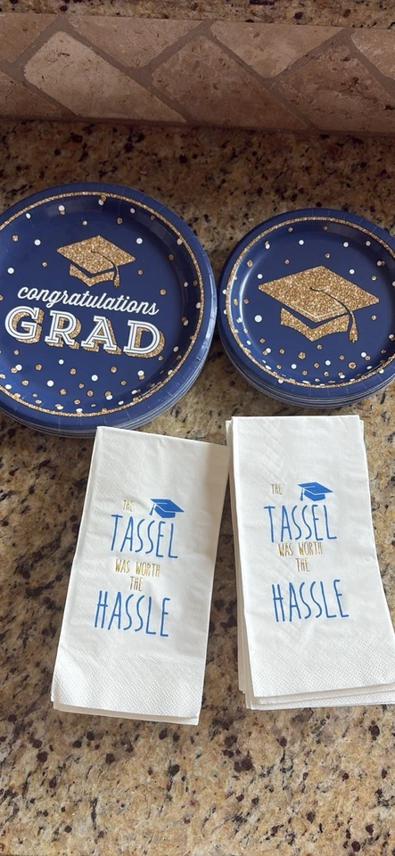 Suministros para fiestas de graduación - platos y servilletas azul marino y dorado Foto 1 de 1