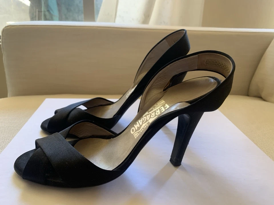 Sandalias de tacón Salvatore Ferragamo para mujer negras satinadas talla 8,5 Foto 1 de 4