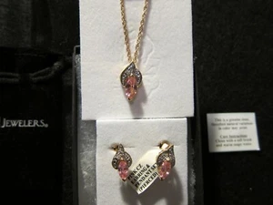 JUEGO DE PENDIENTES Y COLGANTES JOYEROS ROSA CIRCONITA NUEVO CON ETIQUETAS - Imagen 1 de 2