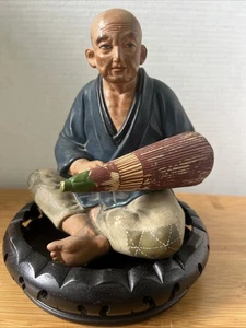 Vintage Hakata Urasaki Puppen japanische Kreidegeschirr ältere männliche Regenschirmfigur Nachlass - Bild 1 von 12