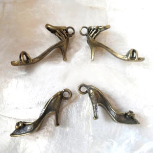 2 BRELOQUES ou PERLES - CHAUSSURES TALONS - BRONZE - CN0424-425B - de 6 à 29 mm - Foto 1 di 5