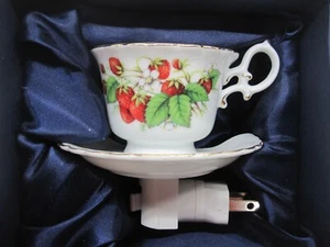 Dynasty Gallery Nachtlicht Plug-in Erdbeermuster Porzellan Tasse Untertasse - Bild 1 von 9