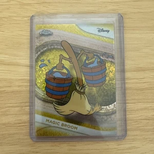 2025 Topps Disney Cromo Escoba Mágica Mini Refractor Diamante Amarillo #189 - Imagen 1 de 2
