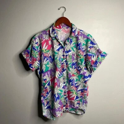 Camisa abotonada vacaciones años 90 con estampado floral Foto 1 de 3