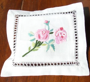 COUSSIN  SACHET BRODE MAIN AVEC JOURS GARNI DE LAVANDE   LES ROSES ROSES  - Picture 1 of 2