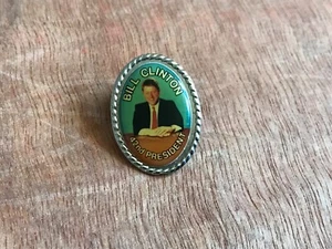 Pinback Revers BILL CLINTON 42nd USA President Kitch Design Alt Original RAR!! - Bild 1 von 4