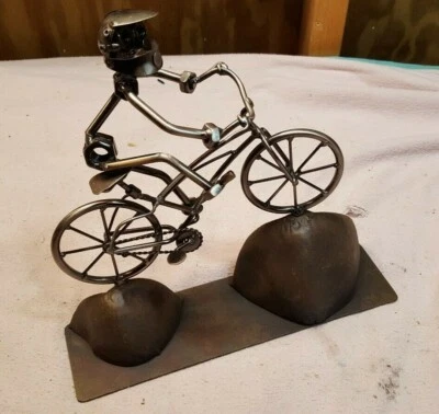 Escultura estatua soldada tuercas estilo chatarra de metal única moderna contemporánea Foto 1 de 4