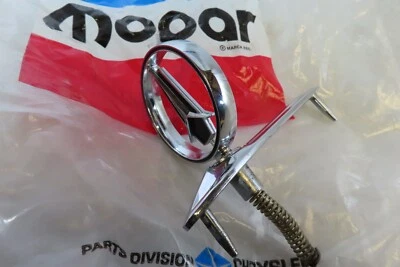 New  Mopar NOS  1974 - 1976 Plymouth Valiant OEM hood ornament emblem logo badge Foto 1 de 4